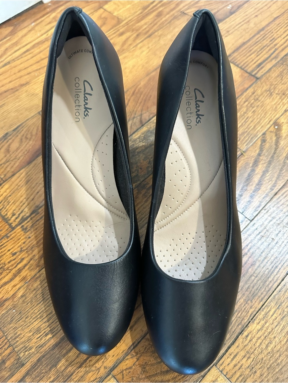 Clarks Black Leather Round-Toe Comfort Pumps never worn